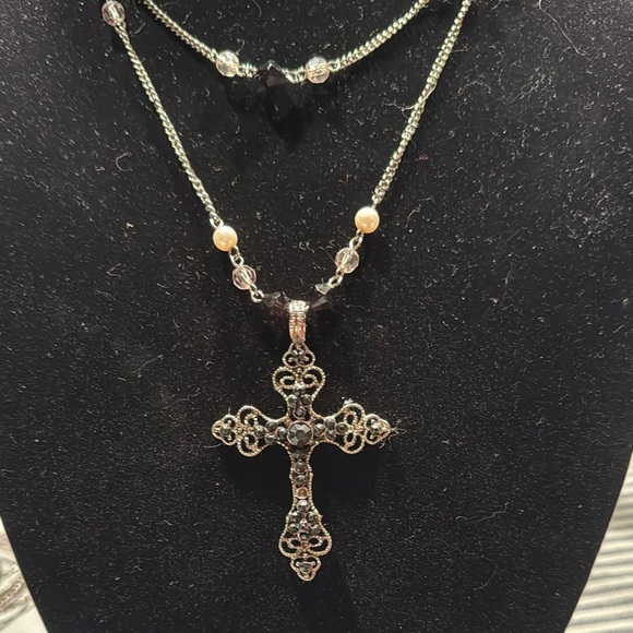 Beautiful silver cross necklace. - Picture 2 of 3